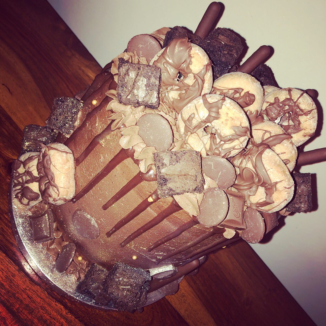 Pat_a_cakes's tweet photo. Death by chocolate........

.........and donuts 😍🍩🍫 https://t.co/iISM8FZSel