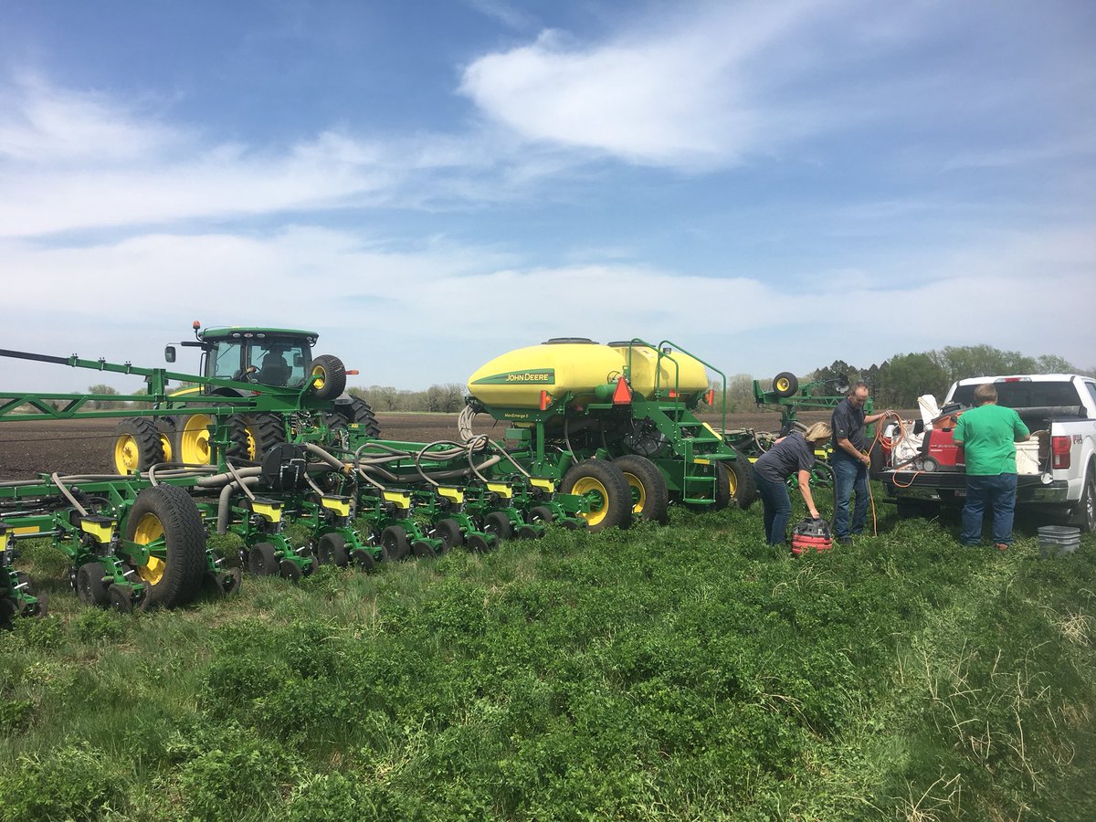 Bt_Olson's tweet photo. A perfect day to put in another @DuPontPioneer @PioneerIowa #GrowingPointAgronomy Product Knowledge Plot. Thx for the help @bircheje & @scottschulz4! Planters rolling again yesterday in parts of central #Iowa after last week’s rains. #plant18 https://t.co/3grWmH0qKz