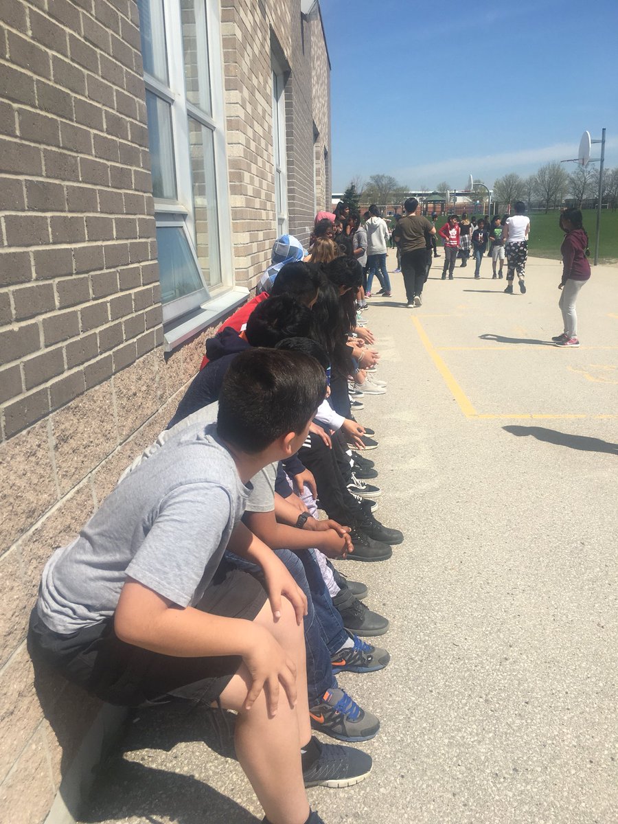 LearnwithMsO's tweet photo. Itโs a beautiful day for some DPA. Students making sure they create right angles during their wall sit, not obtuse! #geometryiseverywhere https://t.co/StgfrcvrKn