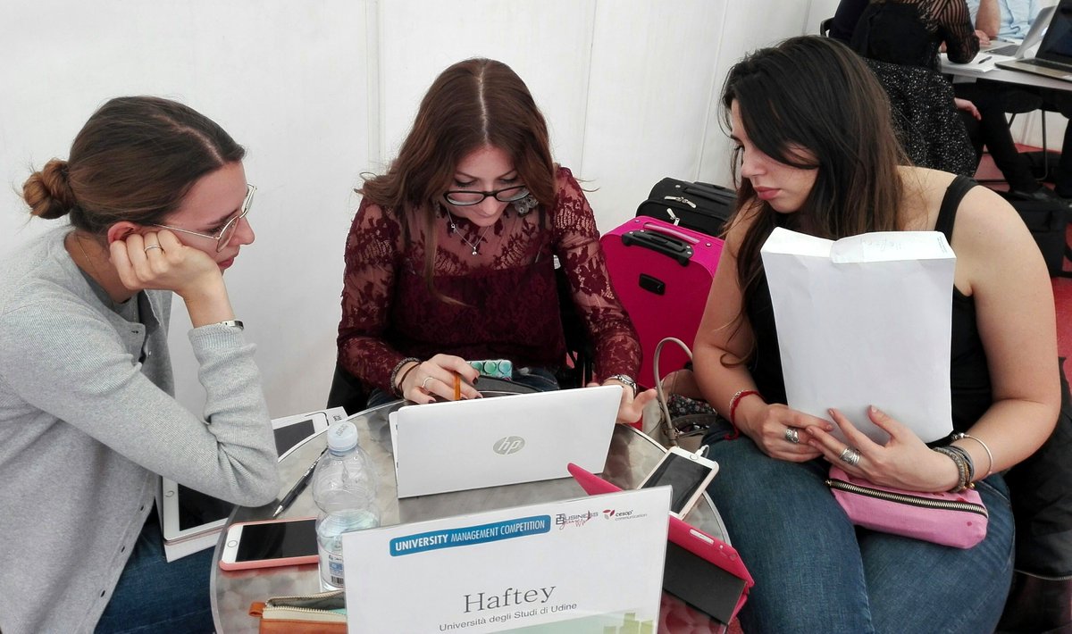 TheBusinessGame's tweet photo. Siamo nel vivo della Finale #UMC2018. Tutte le squadre si stanno impegnando per attuare la strategia migliore. Chi vincerà?

#finale #businessgame #stayfocused #staycompetitive https://t.co/PSaqJQwVbq