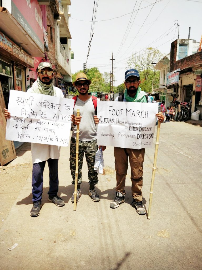 anamikaprasad11's tweet photo. DAY 7
The difference between setting a goal and achieving it ,is in having good plan and working it .
yes they have crossed 200 km within 7 days .
yes its truly said "In gentle way u can shake the world" 
Mahatma gandhi
#gandhiofaiims #doctorsdandimarch #santwalking https://t.co/XkD7nSiAMe