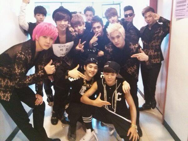 geniusMinDtsugA's tweet photo. In front of the waiting room with MBLAQ-sonbennims! "Smoky Girl" really cool... 으하하 Thanks a lot!

#MBLAQ☆ #sonbennims♡ #SmokyGirl #Thanks #PremiosMTVMiaw #MTVBRFandomBTS #MTVBRKPOPBTS @BTS_twt https://t.co/Hen81ntlsk