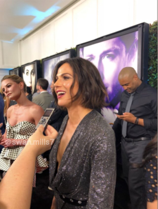 swan_mills7's tweet photo. The red carpet we deserve #ouat #ohtakemebacktothestart π https://t.co/zZnmpJudT6