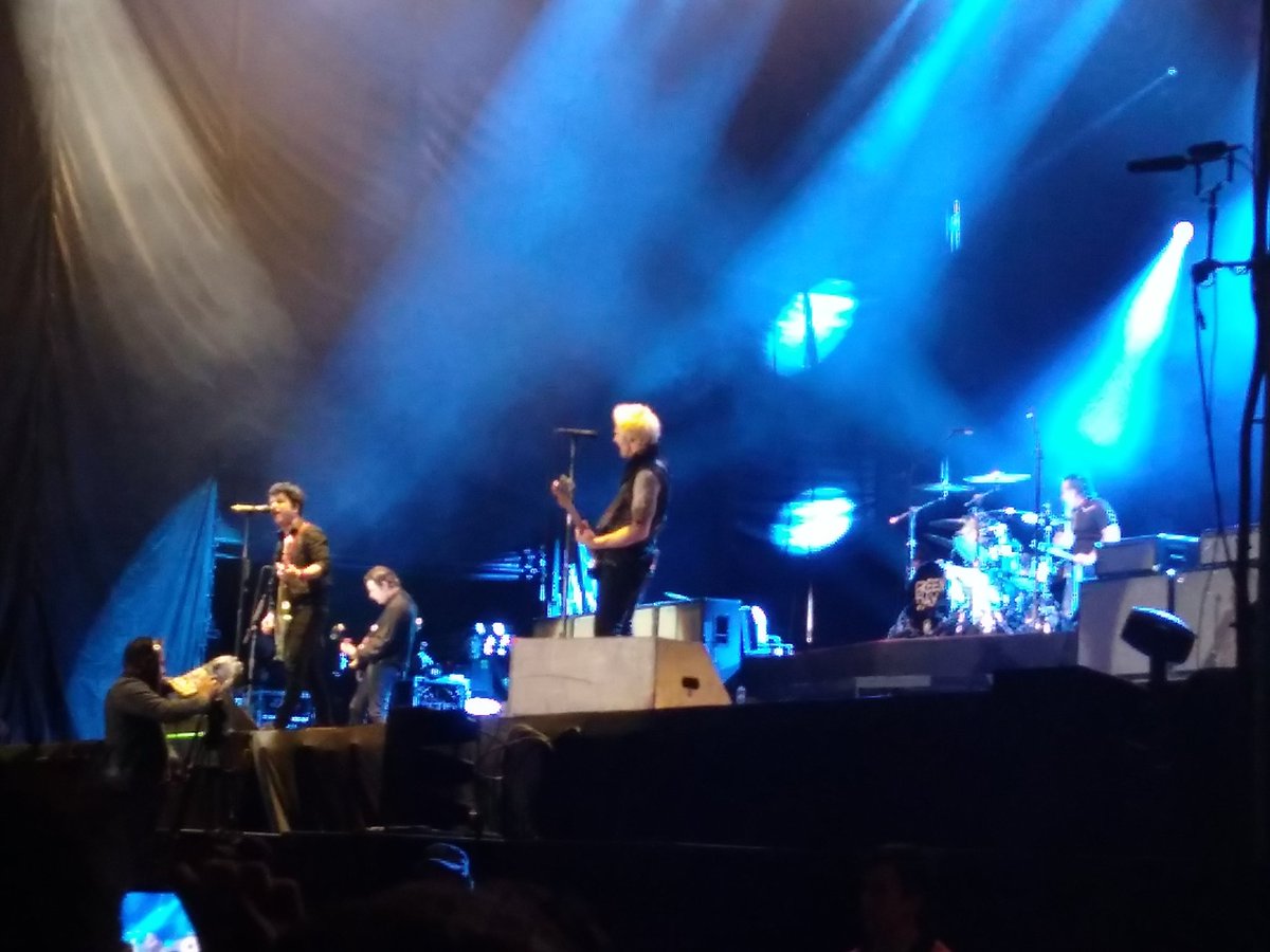 Dackin13's tweet photo. Sexypam @pamelafreydell yo estuve en el concierto de @GreenDay fue la mejor noche de mi vida también llore y fue una fiesta brutal aquel 17 noviembre 2017 todo gracias a @samuelescobarde @__LaMora en un correo de la noche @Radioacktiva_ https://t.co/zeyhn2XbZC