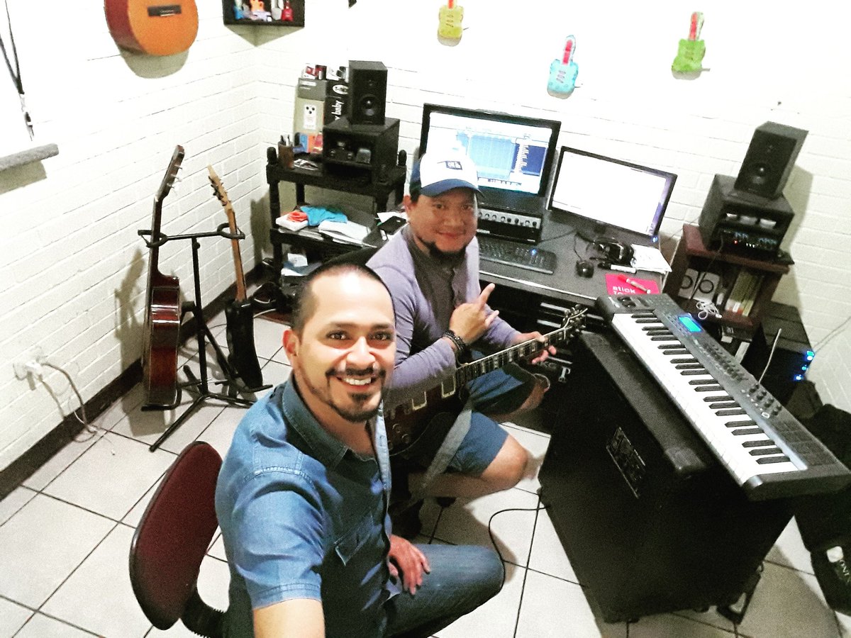 meme_camargo's tweet photo. Produciendo nuestra nueva rola!!! #NuevoProyecto #MusicaOriginal plasmando ideas para llenar el alma. #RockAlternativo 🎶🎸🎹🎙️🔈🎚️🎛️ https://t.co/UmG1An2WPt