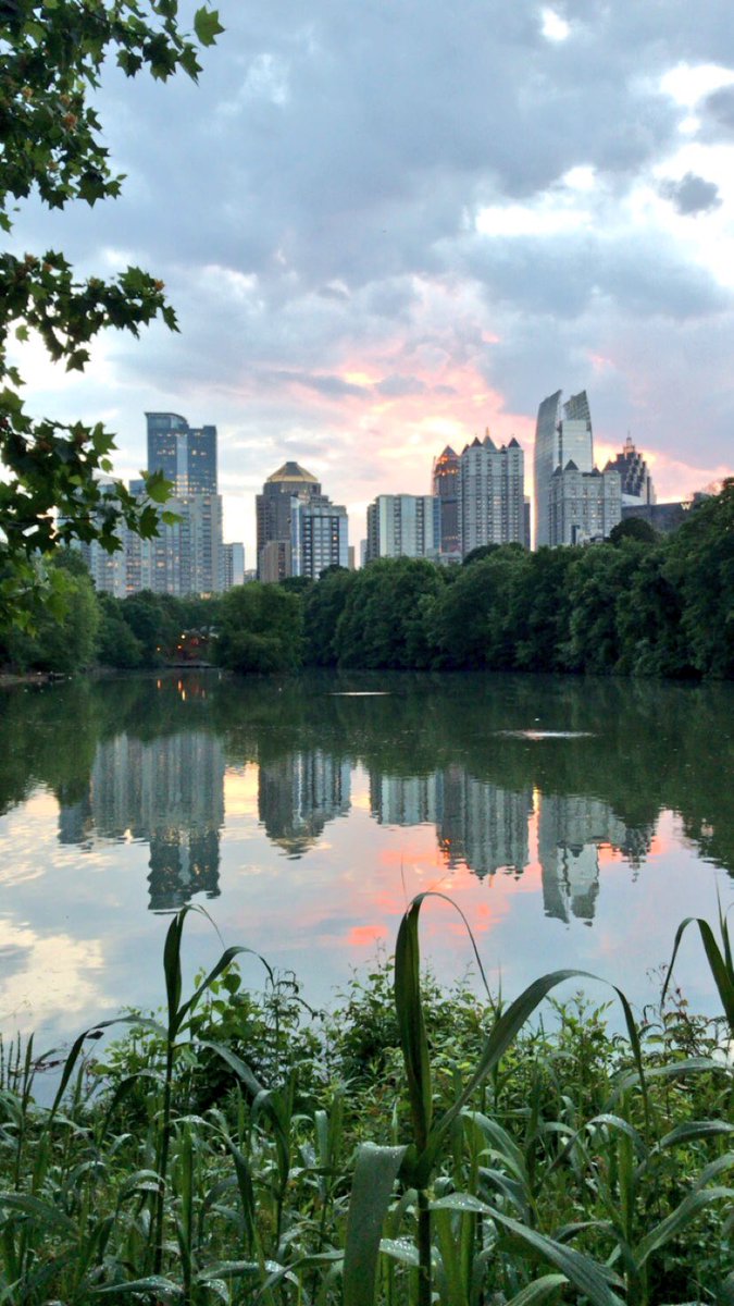 Lynze13's tweet photo. Photo from last night’s walk around Piedmont Park. Not too shabby Atlanta. #SSU2018 https://t.co/0FcemYEUJH