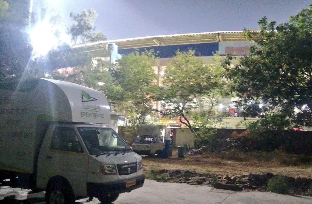 swaahalive's tweet photo. "Havankund" in action at Holkar Stadium, this is how we are celebrating international composting awareness week! @SwachhIndore @IPL @IMG @lionsdenkxip @swachhbharat #MobileCompostingVan #Havankund #Zerowaste #Foodwaste #Compost https://t.co/0Tl3ic49G4
