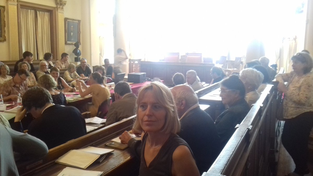 YvesRouyet's tweet photo. La toute grande foule à la commission de concertation d'Ixelles pour s'opposer au projet de démolition de l'ancien Delhaize Molière ! #patrimoine #delune #architecture https://t.co/ZArAZxK9Ju