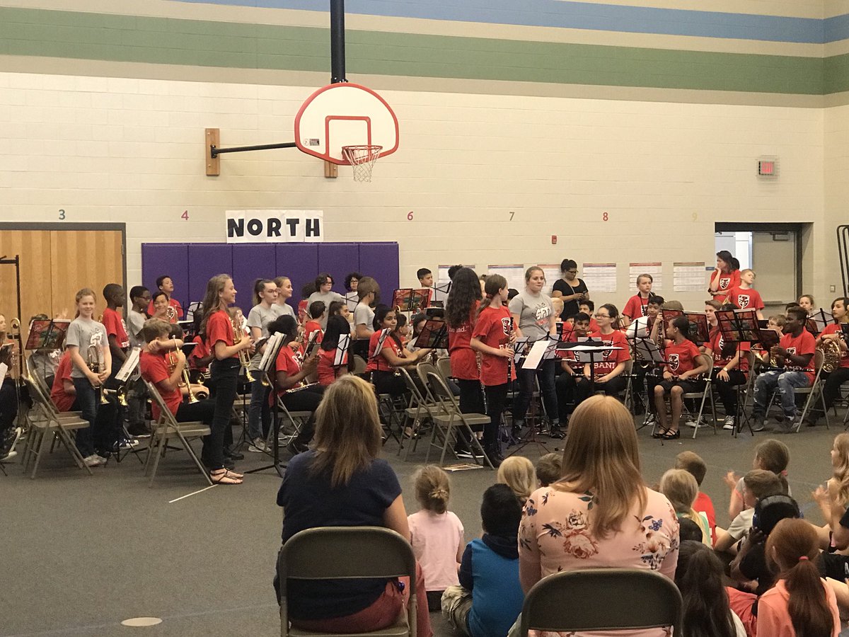 AmyWalkerKS's tweet photo. Enjoyed the amazing talents of @SFTChoirs @sftcyclones #band and #orchestra. 5th grade even got to play along with the band! Loved seeing our @WLWolfpack alumni! https://t.co/j7gt7MBmYa