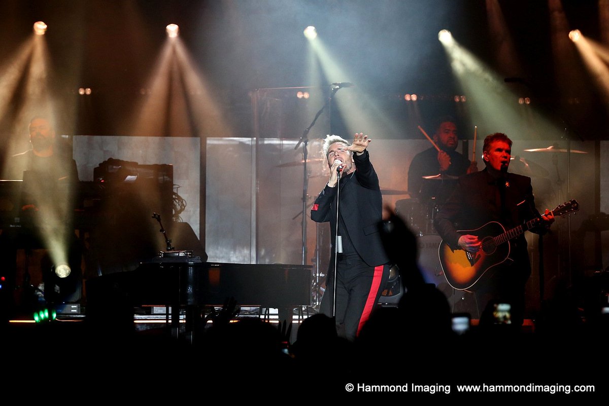 Hammondimaging's tweet photo. An amazing entertaining set from Gary @GaryBarlow in #Leicester #gbsolo2018 All age groups in the palm of his hand!! #livemusic #photographer #canon #eventprofs https://t.co/vQgx9vE6zl
