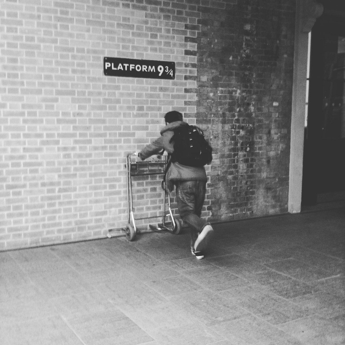 TourHarryPotter's tweet photo. Old #platform9¾ #binario9¾ #harrypotterfilmlocation #HarryPotter https://t.co/BN3sLpHF42