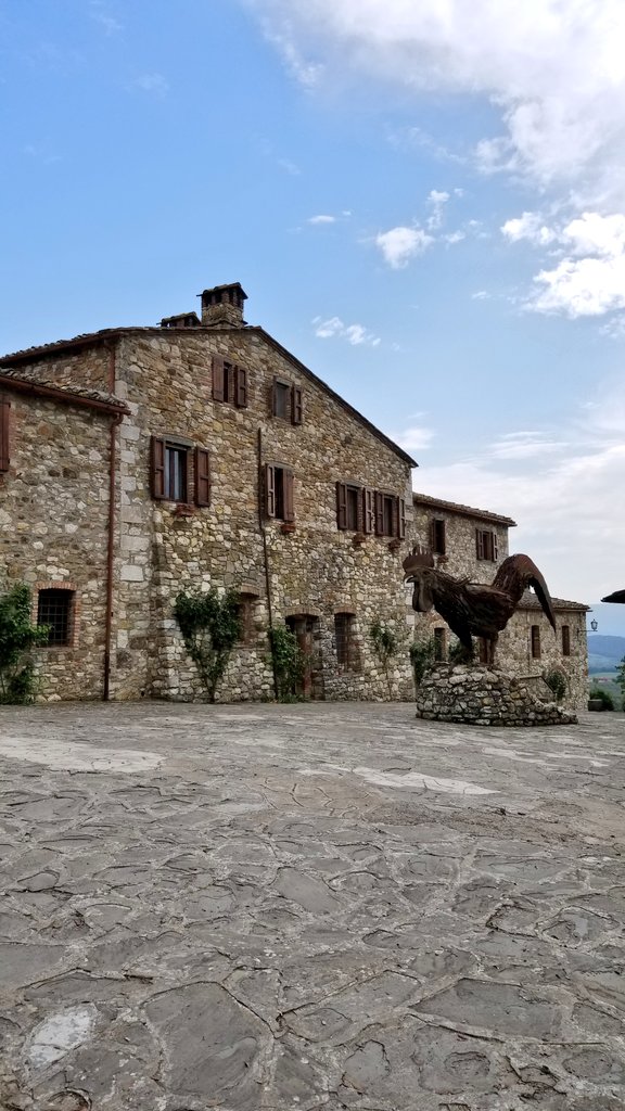 MTLWINEGUY's tweet photo. Breathtaking estate and outstanding wines @roccadellemacie 💪 🇮🇹🔝🍷#GrazieSergio #ChiantiClassico #Castellina #GalloNero #100HL #TopLineup #Tastings https://t.co/UxCCGC0U27