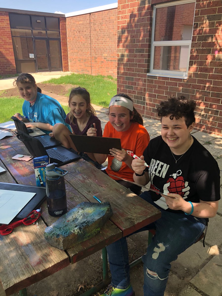 HJH_Counselors's tweet photo. @HolmesJrHigh Holmes LEAD enjoying the beautiful weather during Tiger Time. #empowerment #extrasunshine https://t.co/RQm8TfatOl