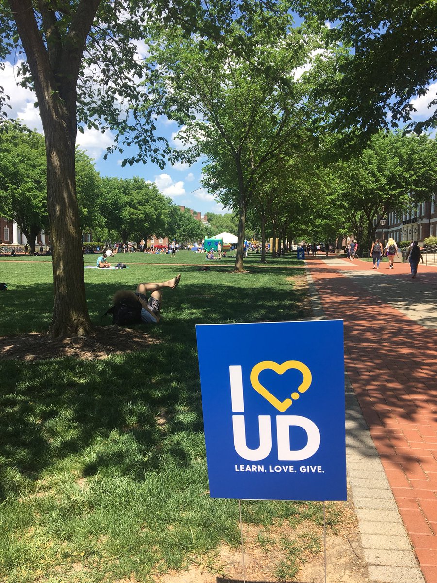 BlueHenKatie's tweet photo. It’s a beautiful day for #iHeartUD Day!!! https://t.co/1ouhQPcIsZ
