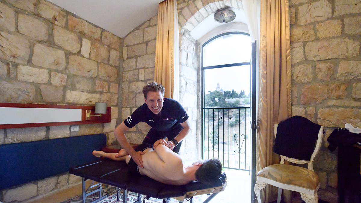 MaartenTielen's tweet photo. In actie in de Giro d’Italia als sportchiropractor! Trots om met dit team op dit niveau te mogen werken! https://t.co/RTsZutvaYj