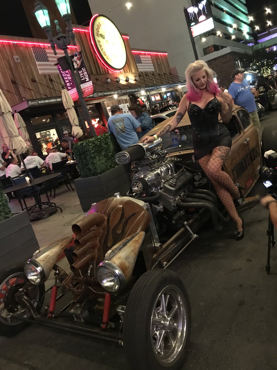 SuperFlyAutos's tweet photo. Night #Owls are out after #SEMAShow2017 hours. https://t.co/Y4RZRgheeC