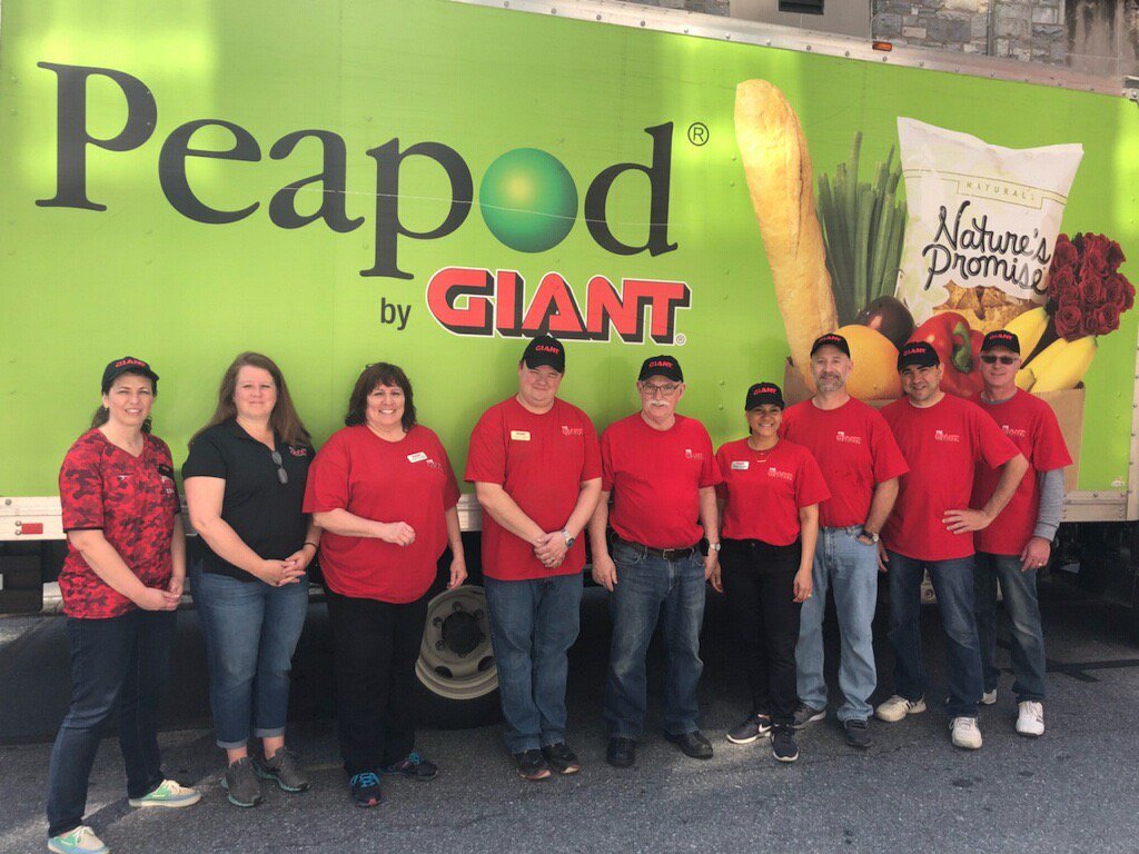 downtowndbread's tweet photo. This group from @GiantFoodStores helped Downtown Daily Bread with a major cleaning and organization project.  Not only that but they brought with them an entire @PeapodDelivers truck filled with needed items that they had collected. And they helped serve lunch too!  THANK YOU!! https://t.co/mPuglD4Xd9