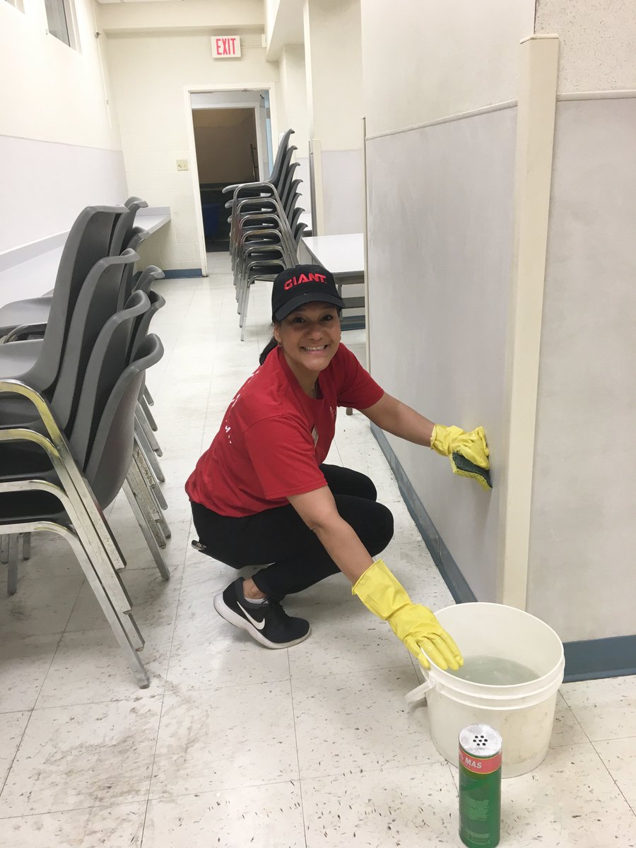 downtowndbread's tweet photo. This group from @GiantFoodStores helped Downtown Daily Bread with a major cleaning and organization project.  Not only that but they brought with them an entire @PeapodDelivers truck filled with needed items that they had collected. And they helped serve lunch too!  THANK YOU!! https://t.co/mPuglD4Xd9