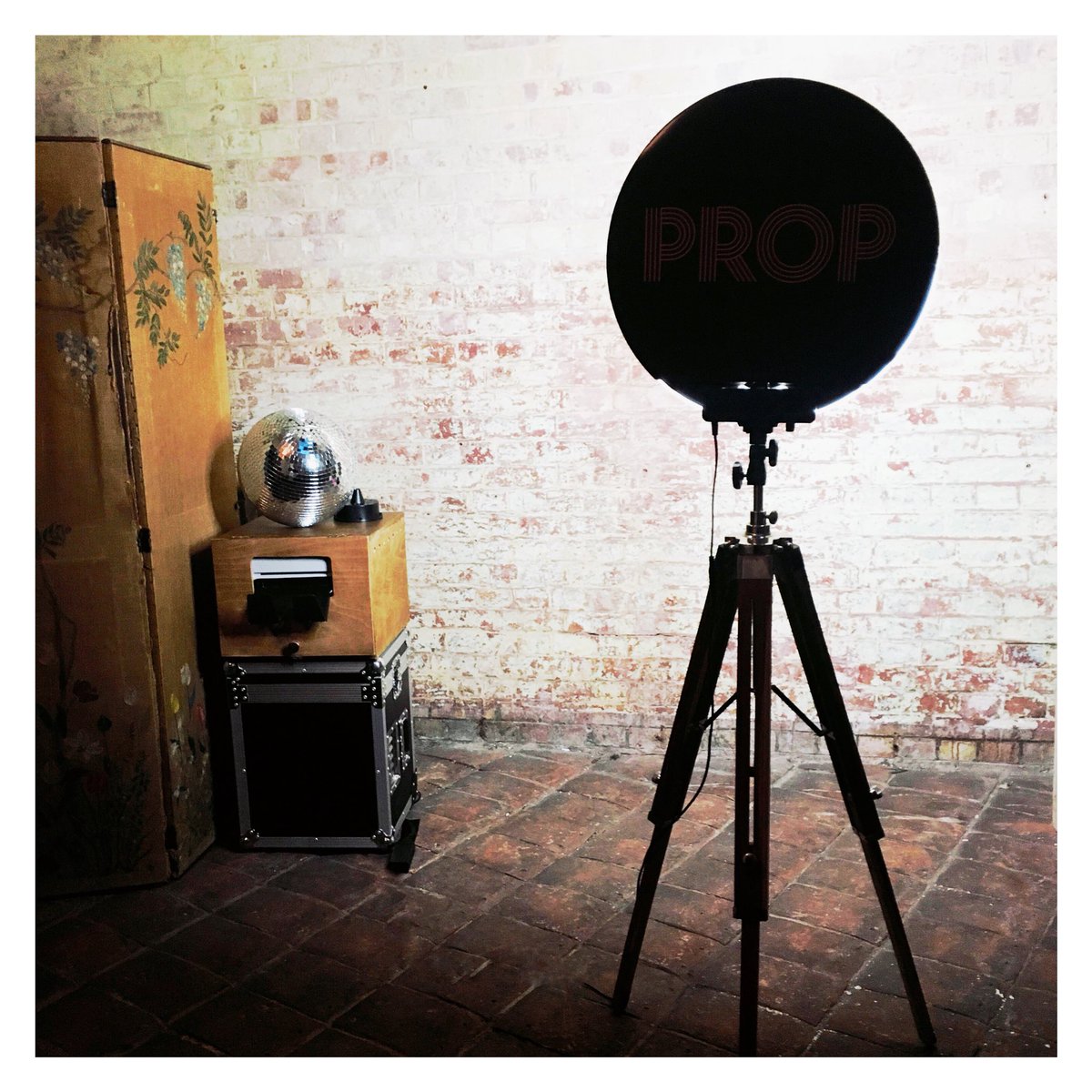 Looking for a subtle photo booth set up? An interesting wall can be a great option! #modernwedding #photobooth