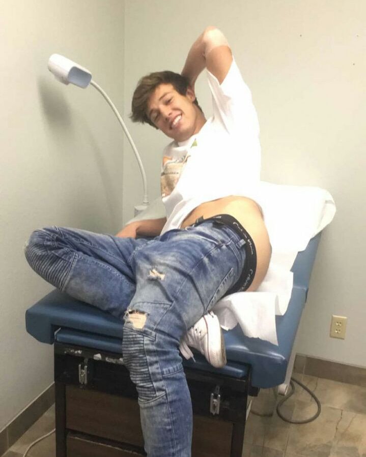 cameron_heart's tweet photo. His ass!😍😂 @camerondallas @TheGinaBina77 https://t.co/yKluzsAIqL