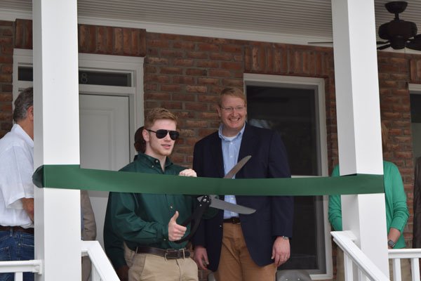 LCPSOfficial's tweet image. . @MonroeTechLCPS Dedicates 10th House, lcps.org/site/default.a… #LCPS #Loudoun