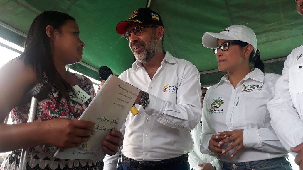 casadenarino's tweet image. RT Minvivienda: El ministro de Vivienda CamiloSanchezO entrega los títulos de propiedad a las primeras familias beneficiadas de la Urbanización Los Sauces I en #Mocoa. #AsíAvanzaMocoa #CambiamosVidas