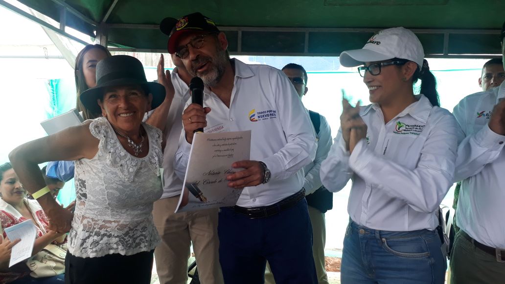 casadenarino's tweet image. RT Minvivienda: El ministro de Vivienda CamiloSanchezO entrega los títulos de propiedad a las primeras familias beneficiadas de la Urbanización Los Sauces I en #Mocoa. #AsíAvanzaMocoa #CambiamosVidas