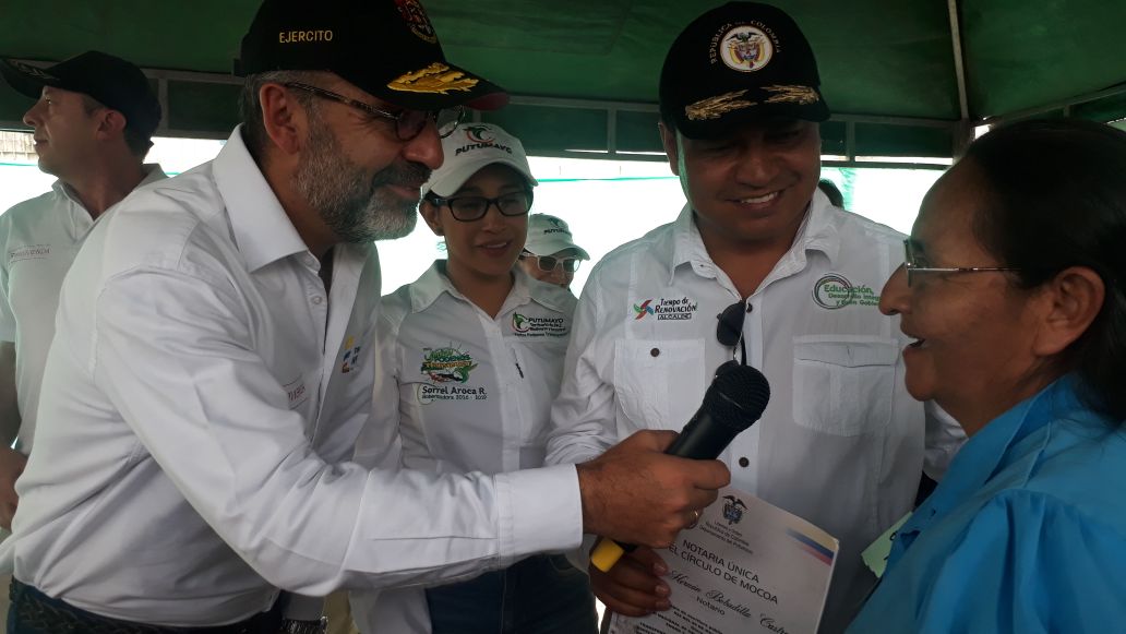 casadenarino's tweet image. RT Minvivienda: El ministro de Vivienda CamiloSanchezO entrega los títulos de propiedad a las primeras familias beneficiadas de la Urbanización Los Sauces I en #Mocoa. #AsíAvanzaMocoa #CambiamosVidas