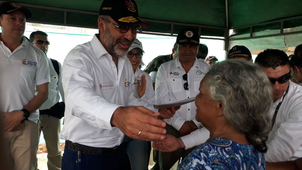 casadenarino's tweet image. RT Minvivienda: El ministro de Vivienda CamiloSanchezO entrega los títulos de propiedad a las primeras familias beneficiadas de la Urbanización Los Sauces I en #Mocoa. #AsíAvanzaMocoa #CambiamosVidas