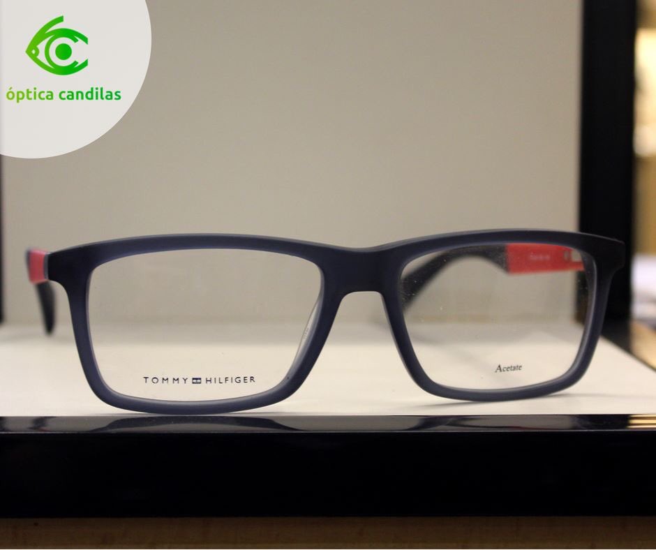 Tommy Hilfiger siempre se ha caracterizado por prendas de inspiración deportiva de gran calidad, basadas en la moda de los campus universitarios estadounidenses. 
En su colección de gafas, sigue esta línea con modelos que recrean un estilo de vida activo, moderno y sofisticado.