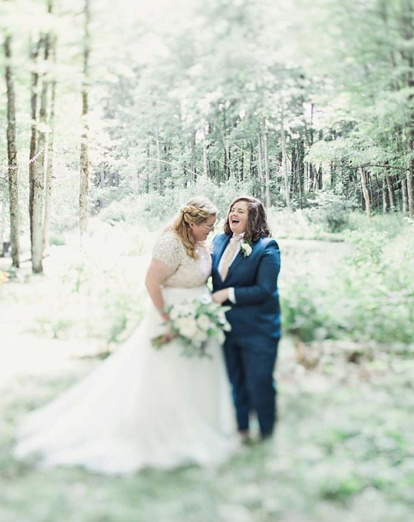 two_brides's tweet image. I love this for a couple reasons!!! 1. These brides are beyond adorable ♥️ And 2. @roxburybarnandestate is one of my favorite venues to follow on IG!
Regram from @weddingvortex 📸 @cleanplatepictures

instagram.com/p/BihtNA1FmEY/…