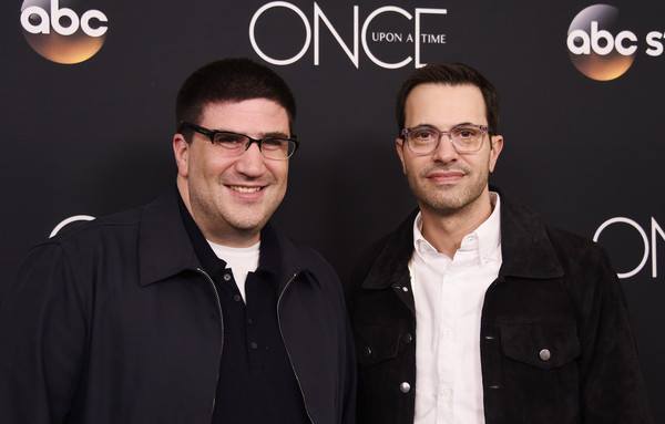 OncersItalia's tweet photo. Come potevano mancare loro, coloro i quali abbiamo amato, ammirato e contro i quali ci siamo accaniti per sette anni? Adam Horowitz e Eddy Kitsis, i geniacci che hanno dato vita alla favola più bella della televisione. https://t.co/AiKNClV7wr