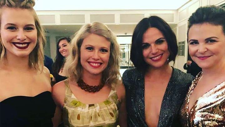 OncersItalia's tweet photo. Sono sempre state le donne a guidare questo show. E in questa foto abbiamo ben due generazioni di donne forti che si incontrano: le biondissime innamorate e le amiche/nemiche del cuore. https://t.co/Crz7j8VVNg