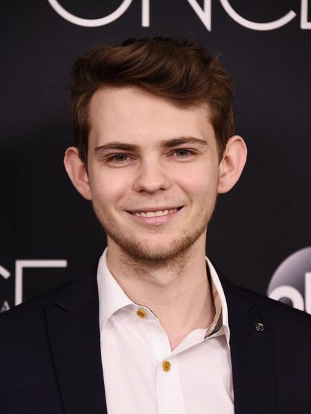OncersItalia's tweet photo. Il sorriso di Robbie Kay è calmo e sereno, ma di certo non ci si può scordare di quando questo ragazzo ci ha mostrato il ghigno diabolico del malvagio Peter Pan. https://t.co/ZK3gZPTC5n