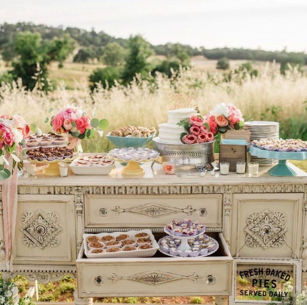 two_brides's tweet image. This is SO MAGICAL!!!! Another amazing regram from @loveincmag 📸 @sarahmarenphoto

#twobridesarebetter #dessert #weddingcake #lesbianengagement#lesbianlove #loveislove #love
instagram.com/p/BikcEa0ln5Y/…