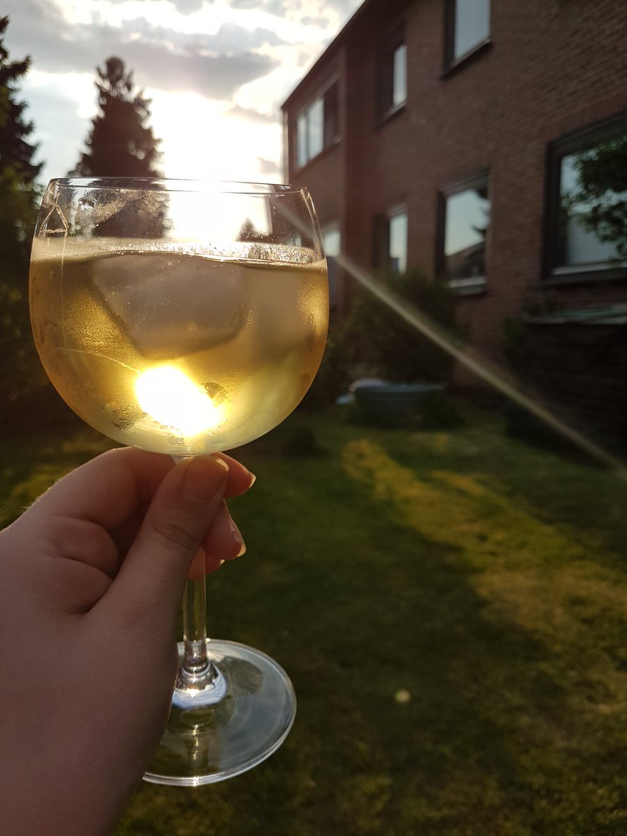 Entspannen und die letzten Sonnenstrahlen genießen ❤
#Sonne #wein #tolleswetter