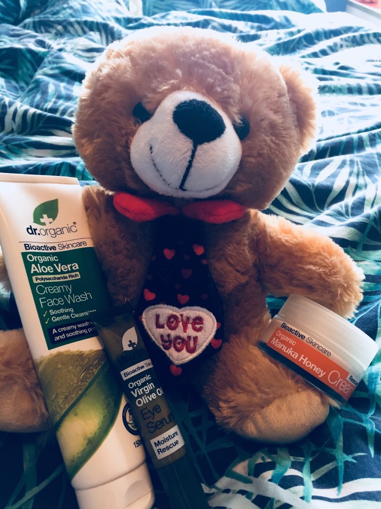 SFranco07051836's tweet photo. Just tweeting some of my fav products so far of #DrOrganic range with of course the little version of my babe 😄It’s just take about 5 min of time to have a nice,fresh glamorous skin with only 3 products ❤️ @holland_barrett #CleanerBeauty #HBHero https://t.co/VyLSEaxzWk