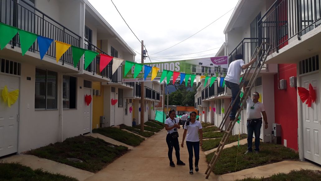 casadenarino's tweet image. RT Minvivienda: #AsíAvanzaMocoa  Cada vivienda tiene un área de 64 m2 con sala-comedor, cocina, tres alcobas, 2 baños y patio con área de ropas cubierto, incluido cerramiento.   El proyecto involucra las acometidas de servicios de acueducto, alcantarilla…