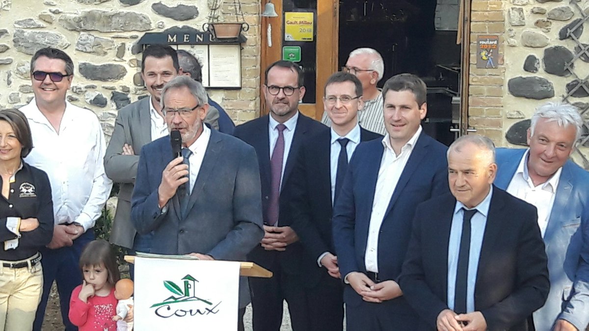 Prefet07's tweet photo. #Ardèche @PrivasCentreArdeche
Mise en valeur village de #Coux, porte entrée @PNR_MA :
Pose première pierre de la Halle d'Onclaire ce #9mai 2018 en présence de @Prefet07, @hsaulignac, @mathdarnaud , @imassebeuf, O.AMRANE, Jean-Pierre JEANNE, maire de la commune +élus, M.VALLA https://t.co/p6botjoYES