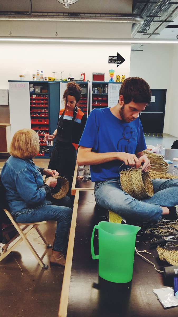 TBKmedialab's tweet photo. Segunda sesión del taller de experimentación textil, tejiendo  manualmente esparto y otros materiales reutilizados con @gabsagar  de #womenonwork project #wow #hirikikas https://t.co/sk7YfULd4H