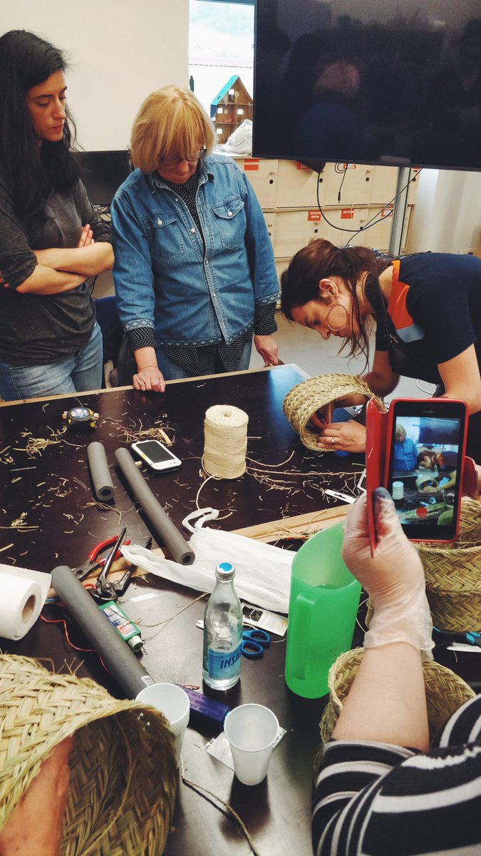 TBKmedialab's tweet photo. Segunda sesión del taller de experimentación textil, tejiendo  manualmente esparto y otros materiales reutilizados con @gabsagar  de #womenonwork project #wow #hirikikas https://t.co/sk7YfULd4H