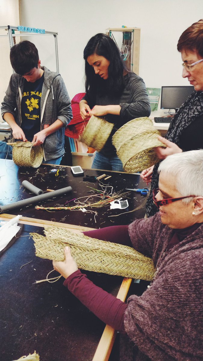 TBKmedialab's tweet photo. Segunda sesión del taller de experimentación textil, tejiendo  manualmente esparto y otros materiales reutilizados con @gabsagar  de #womenonwork project #wow #hirikikas https://t.co/sk7YfULd4H