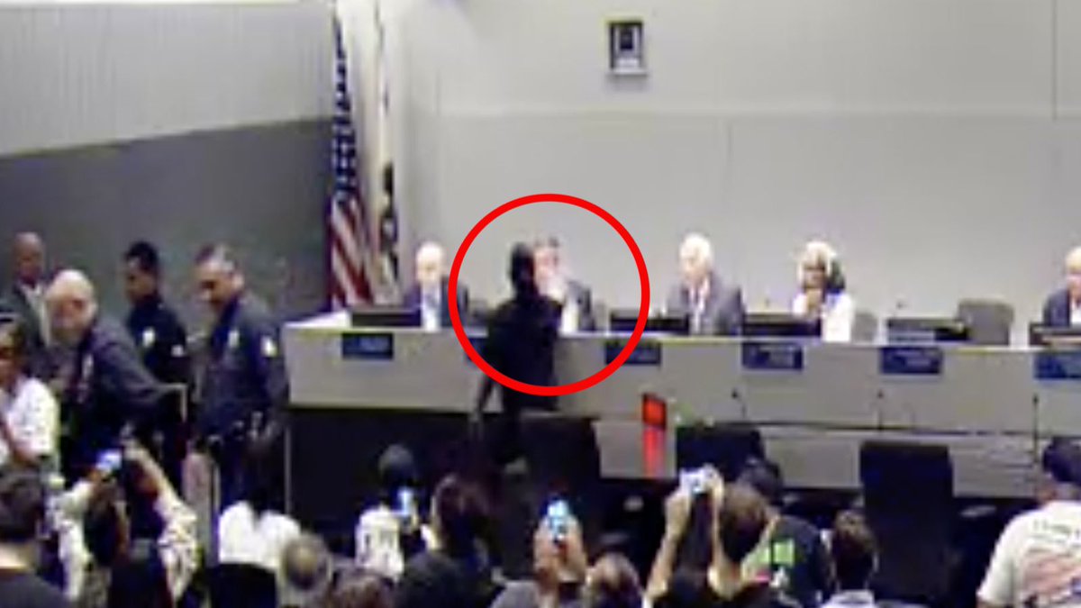 splinter_news's tweet photo. Woman allegedly throws ashes of niece who died in police custody at LAPD chief https://t.co/SAVr5ky2kr https://t.co/tb4TNsKLWM