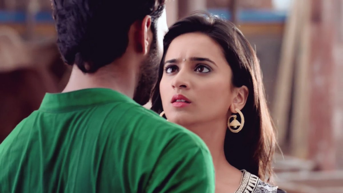 SidKiDuniyaa's tweet photo. When he didn’t believe in nazar and all but he took her nazar out that because he wanted to be extra careful in her case 😭😭❤️ #2YearsOfJNDSD https://t.co/8WM709cFPq