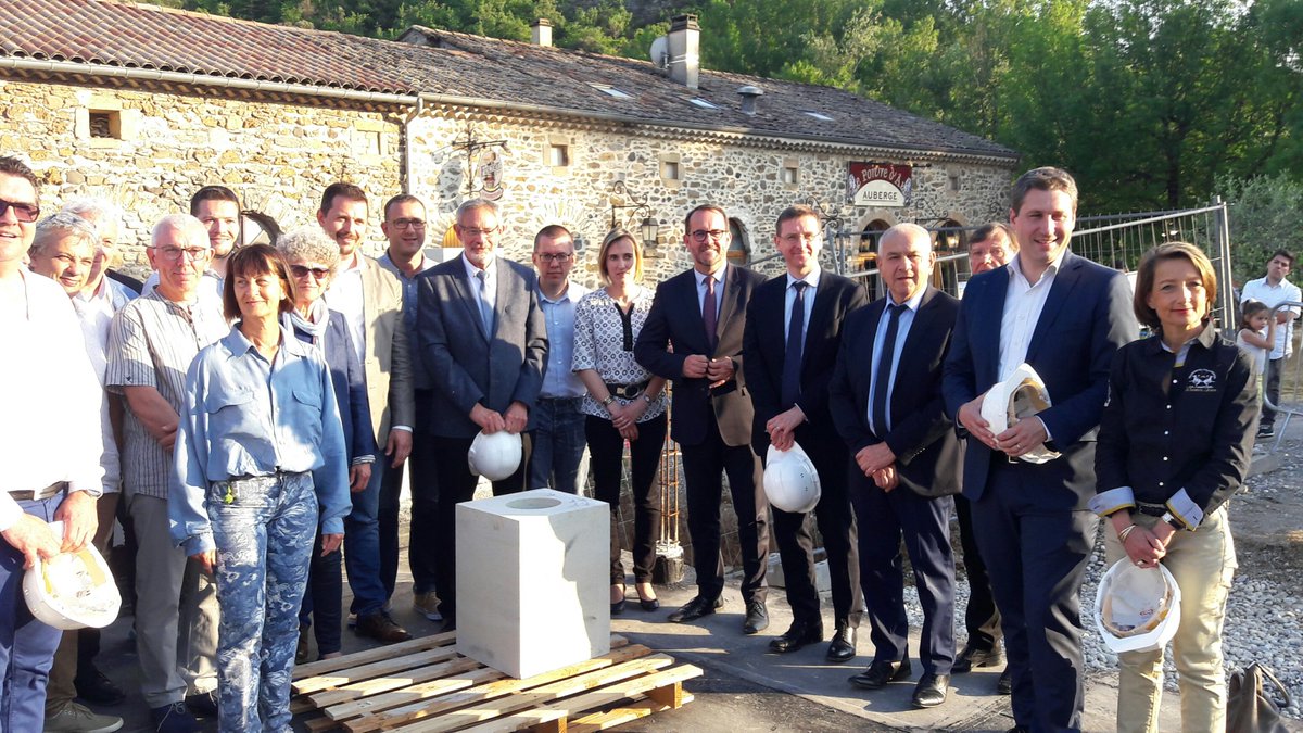 Prefet07's tweet photo. #Ardèche @PrivasCentreArdeche
Mise en valeur village de #Coux, porte entrée @PNR_MA :
Pose première pierre de la Halle d'Onclaire ce #9mai 2018 en présence de @Prefet07, @hsaulignac, @mathdarnaud , @imassebeuf, O.AMRANE, Jean-Pierre JEANNE, maire de la commune +élus, M.VALLA https://t.co/p6botjoYES