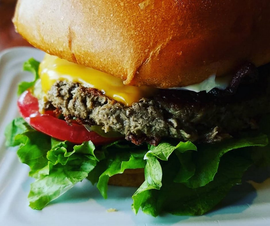 LibertyBurgerWY's tweet photo. We have lots of specialty burgers, but our classic American Cheeseburger will get us every time.
.
.
.
#Classic #Hamburger #Cheeseburger #Liberty #Burger #Beef #JacksonHoleBeef #Beefisdinner #lunch #Beefjh #jhfoodie #foodie #yumm #Eatss #Tasty https://t.co/2DiG99m2u7