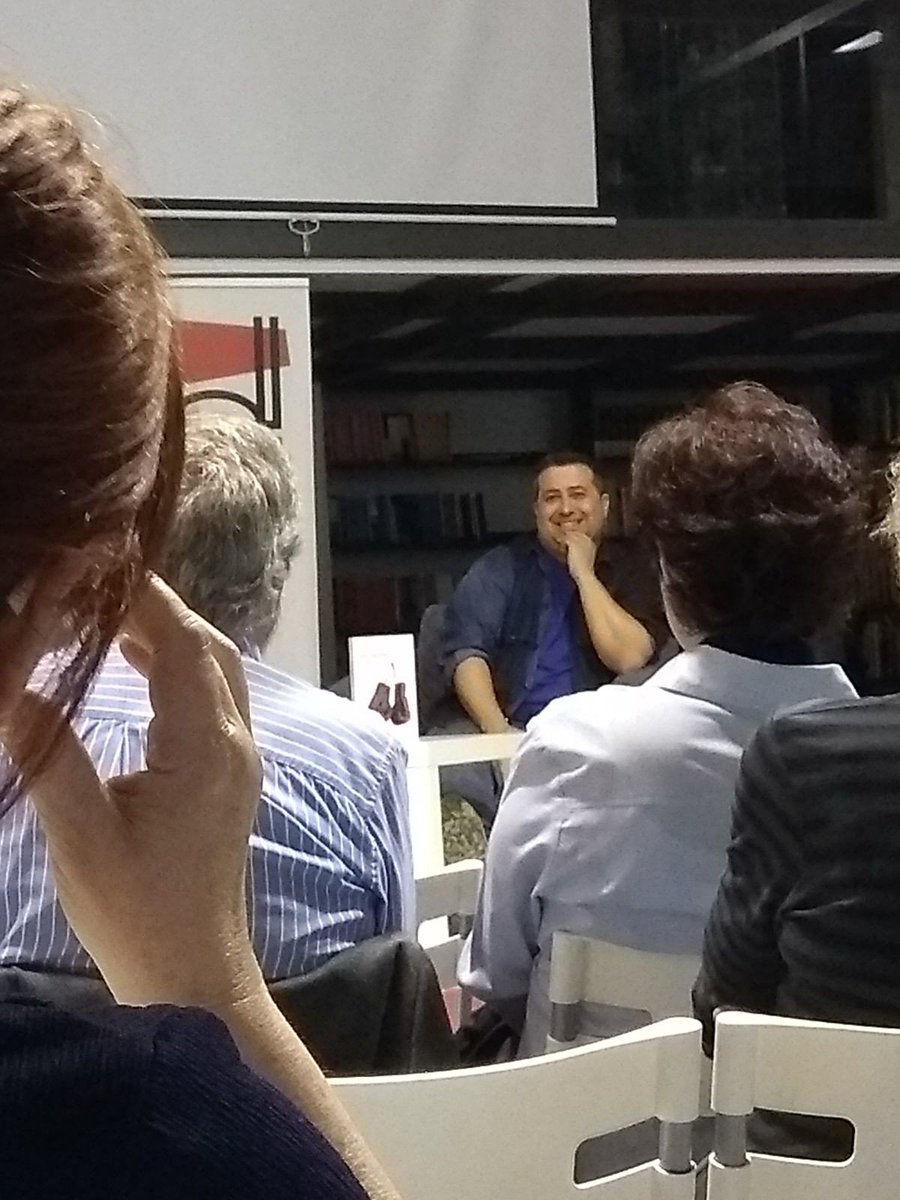 TriviumCultura's tweet photo. "Et fiques dins d'una vida i una vida representa moltes vides." Parlem del llibre "Les defenses" de @GabiMartnez ara mateix al #ClubdeLectura de @FundacioSiF #BCN amb @RicRuizGarzon #LecturaCompartida #Llegir #AraLlegim #ExplorantLaLectura #CompartintLectures #TriviumCultura https://t.co/g0K9mHMoSl