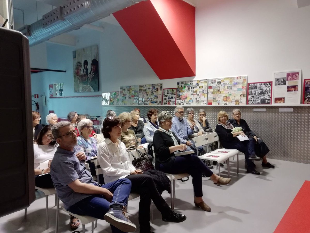TriviumCultura's tweet photo. "Et fiques dins d'una vida i una vida representa moltes vides." Parlem del llibre "Les defenses" de @GabiMartnez ara mateix al #ClubdeLectura de @FundacioSiF #BCN amb @RicRuizGarzon #LecturaCompartida #Llegir #AraLlegim #ExplorantLaLectura #CompartintLectures #TriviumCultura https://t.co/g0K9mHMoSl