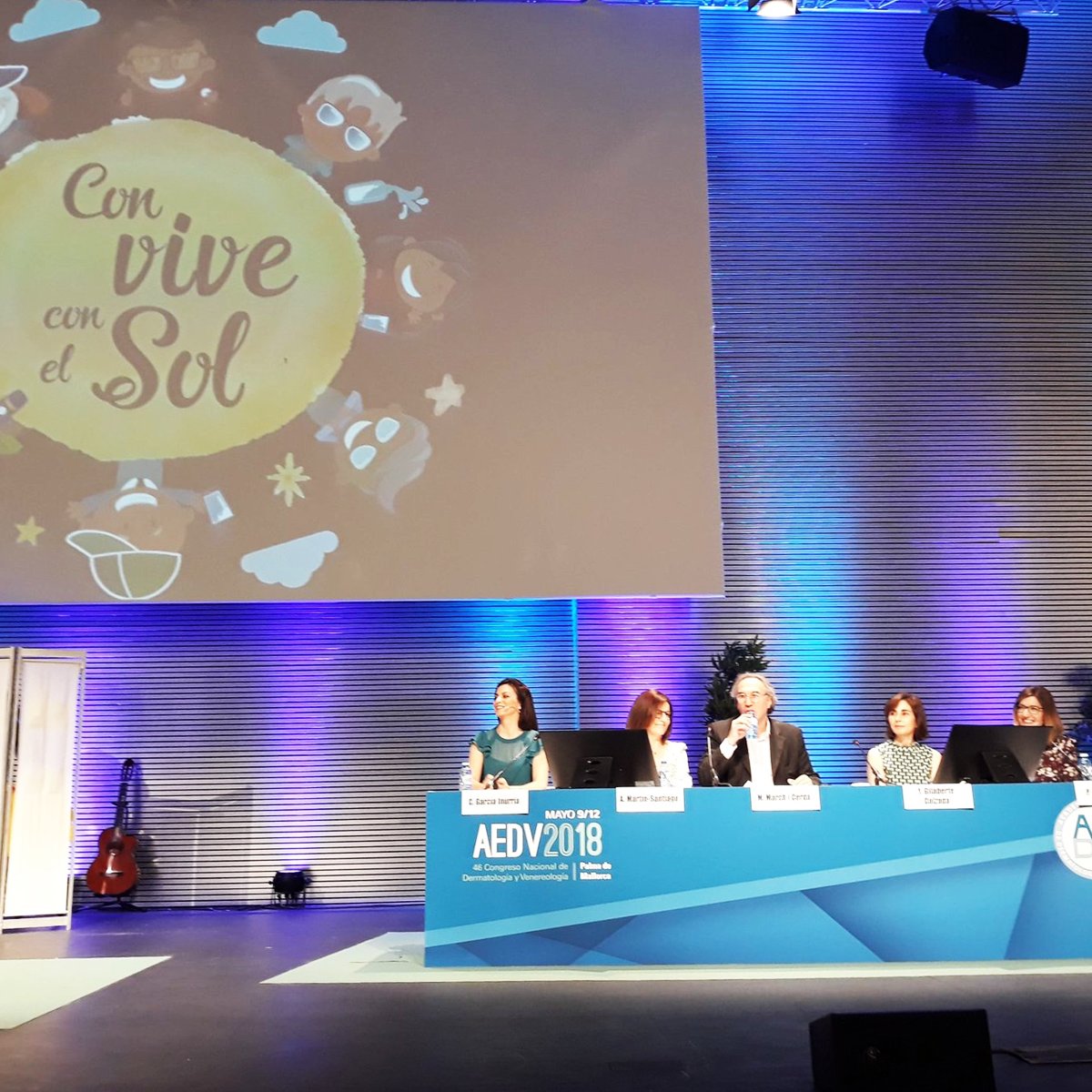 pcongressosp's tweet photo. El programa educativo #ConviveConElSol se presentó hoy en el #PalauCongressosPalma de mano de la Fundación Piel Sana de la @aedv_es, junto a más de 200 niños de dos centros escolares y los payasos de @sonrisamedica.
📷 de @pielsana_aedv
#ALaCarteEvent #AEDV2018 https://t.co/Juu0e1uEFE
