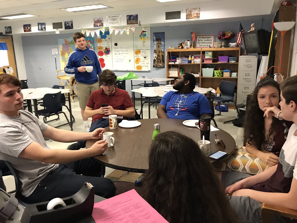 M_villeHS's tweet image. German 4 students have a Kaffeeklatsch discussion about art while enjoying their tea and coffee! #TeachGerman #TeachArt #Germanrocks #awesomeLDstudents